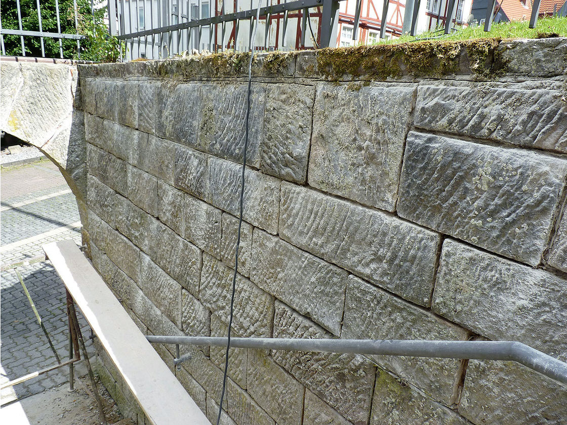 Außenarbeiten an der Kirchenmauer von St. Crescentius (Foto:Karl-Franz Thiede)